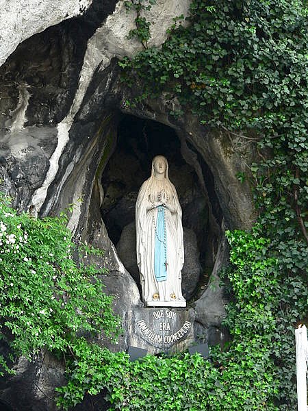 Socha Panny Marie Lurdské v jeskyni, kde došlo ke zjevení v roce 1858