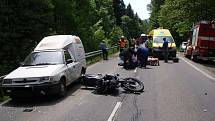 U Horní Lhoty došlo k havárii osobního auta zn. Mazda 323F a následně k dopravní nehodě motocyklu zn. Yamaha a osobního auta zn. Š pick-up.