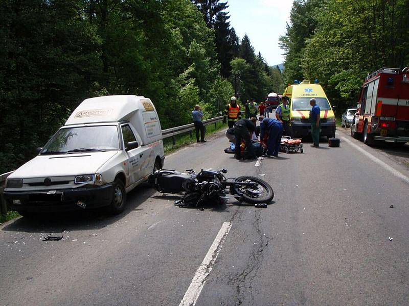 U Horní Lhoty došlo k havárii osobního auta zn. Mazda 323F a následně k dopravní nehodě motocyklu zn. Yamaha a osobního auta zn. Š pick-up.