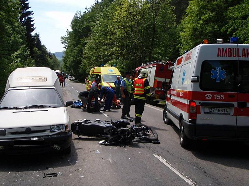 U Horní Lhoty došlo k havárii osobního auta zn. Mazda 323F a následně k dopravní nehodě motocyklu zn. Yamaha a osobního auta zn. Š pick-up.