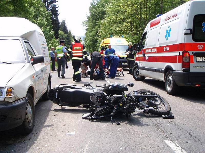 U Horní Lhoty došlo k havárii osobního auta zn. Mazda 323F a následně k dopravní nehodě motocyklu zn. Yamaha a osobního auta zn. Š pick-up.