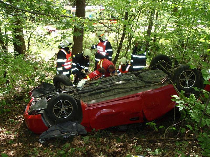 U Horní Lhoty došlo k havárii osobního auta zn. Mazda 323F a následně k dopravní nehodě motocyklu zn. Yamaha a osobního auta zn. Š pick-up.