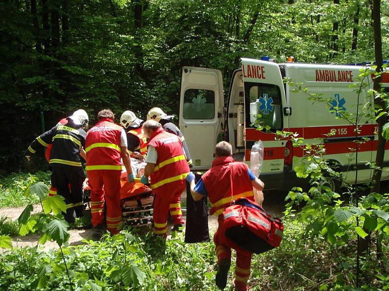 U Horní Lhoty došlo k havárii osobního auta zn. Mazda 323F a následně k dopravní nehodě motocyklu zn. Yamaha a osobního auta zn. Š pick-up.