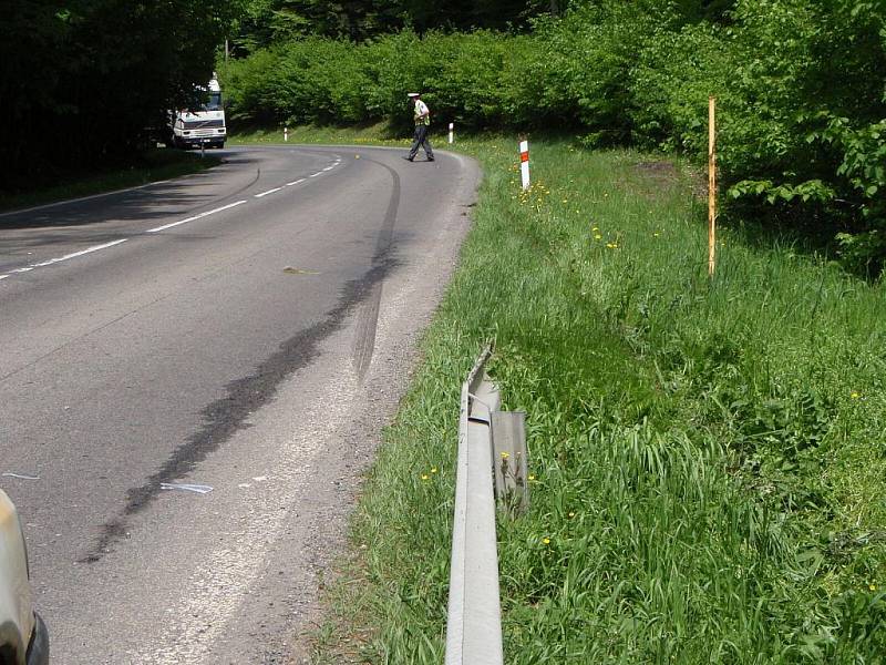 U Horní Lhoty došlo k havárii osobního auta zn. Mazda 323F a následně k dopravní nehodě motocyklu zn. Yamaha a osobního auta zn. Š pick-up.