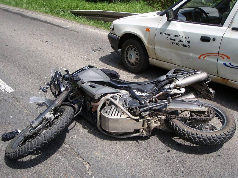 U Horní Lhoty došlo k havárii osobního auta zn. Mazda 323F a následně k dopravní nehodě motocyklu zn. Yamaha a osobního auta zn. Š pick-up.