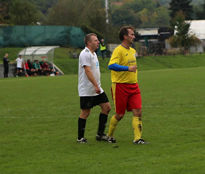 Fotbalové Příluky "B" (žluté dresy) v sobotním 7. kole IV. B třídy poprvé v sezoně bodovaly, rovnou zvítězily. Doma porazily Trnavu 4:3.