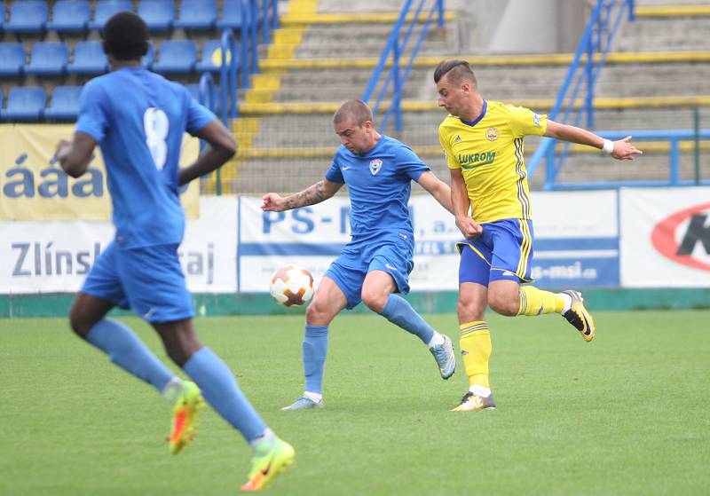 Fotbalisté Fastavu Zlín (ve žlutém) v pátečním přípravném zápase doma podlehli druholigovým Vítkovicím 0:1.