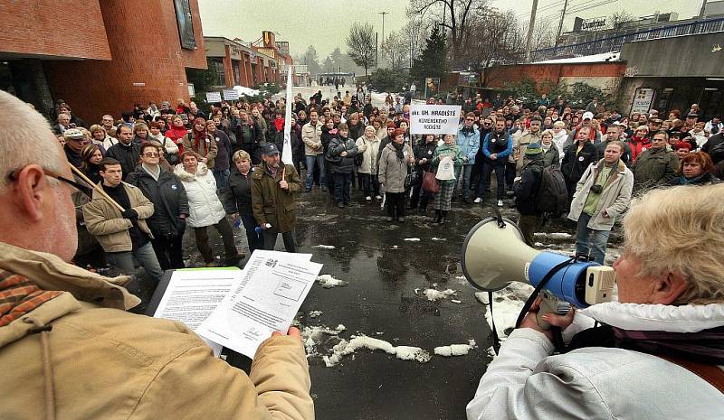 Přibližně dvě stě padesát protestujících z řad zdravotníků, pracovníků sociální sféry, školství i úředníků se ve středu 8. prosince sešlo na zlínském Náměstí práce, aby zde vyjádřili svůj nesouhlas vůči vládním škrtům.