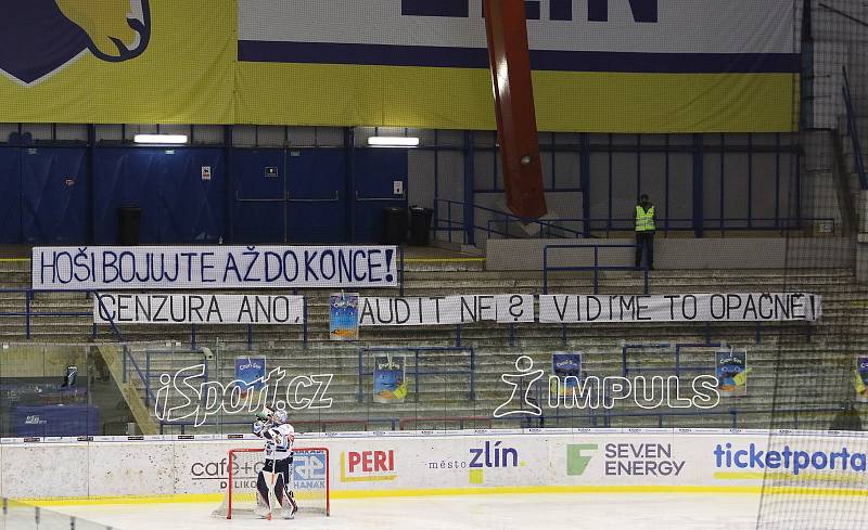 Hokejisté Zlína (modré dresy) ve 49. kole Tipsport extraligy na Zimním stadionu Luďka Čajky vyzvali Vítkovice.