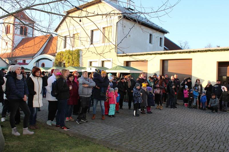 V Tlumačově rozsvítili vánoční stromek. Předtím si užili adventní jarmark