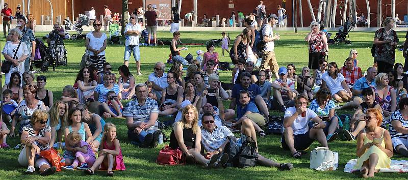 Benefiční koncert Holky pro Holky v  parku  Komenského ve Zlíně.