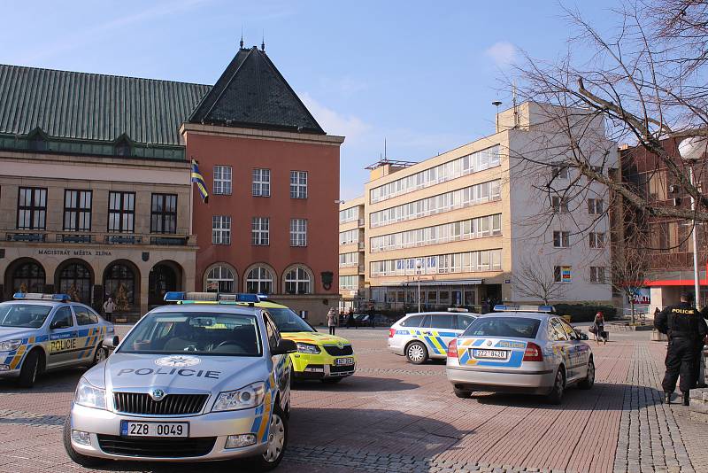 Složky IZS zasahovaly ve čtvrtek na zlínském náměstí Míru. Rvali se tam bezdomovci.