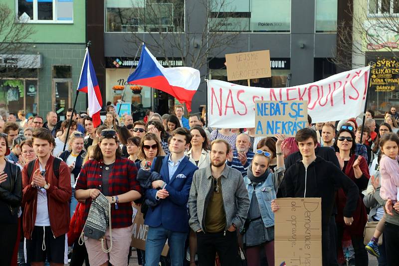 Demonstrace proti vládě premiéra A. Babiše na náměstí Míru ve Zlíně.