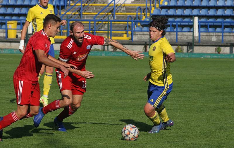 Fotbalisté Zlína B (žluté dresy) se v páteční předehrávce 11. kola MSFL utkali s rezervou Sigmy Olomouc.