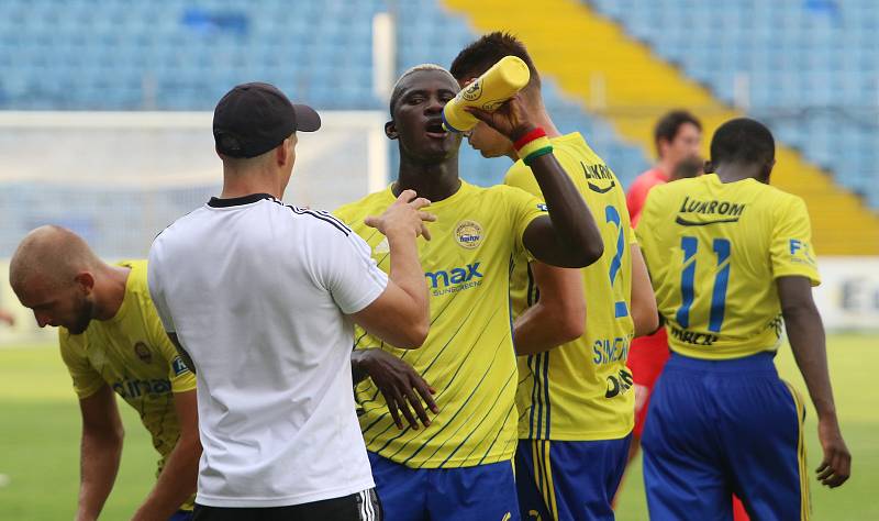 Fotbalisté Zlína (žluté dresy) v posledním přípravném zápase jen remizovali s brněnskou Zbrojovkou 1:1.