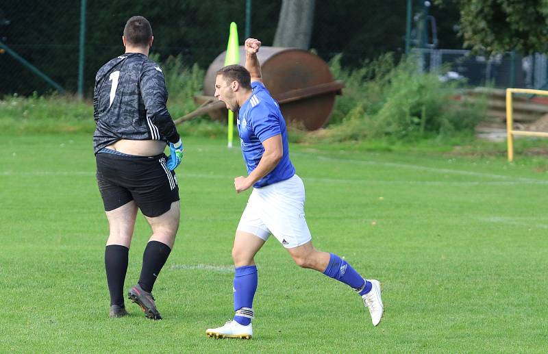 Fotbalisté Malenovic (růžové dresy) doma prohráli se Zborovicemi 1:5.