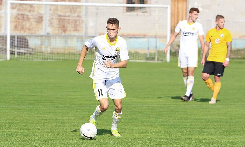 Fotbalisté Zlína B (bílé dresy) v 6. kole MSFL prohráli v Rosicích 1:2.