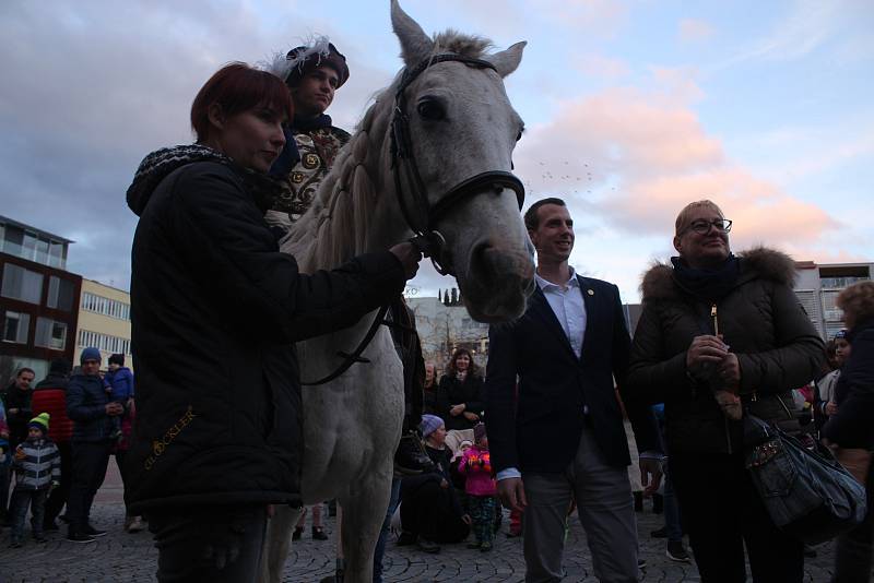 Do Zlína zavítal svatý Martin na bílém koni. Svatomartinskou tradici zajišťují děti ze zlínské ZUŠ.