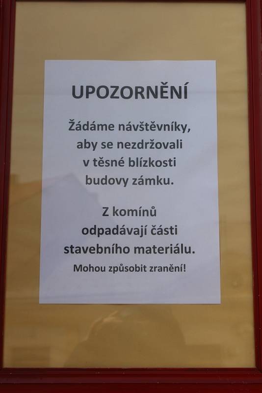 Prohlídky vizovického zámku pokračují. Kvůli padajícím kusům z komínů, byl jen zrušen program na nádvoří.