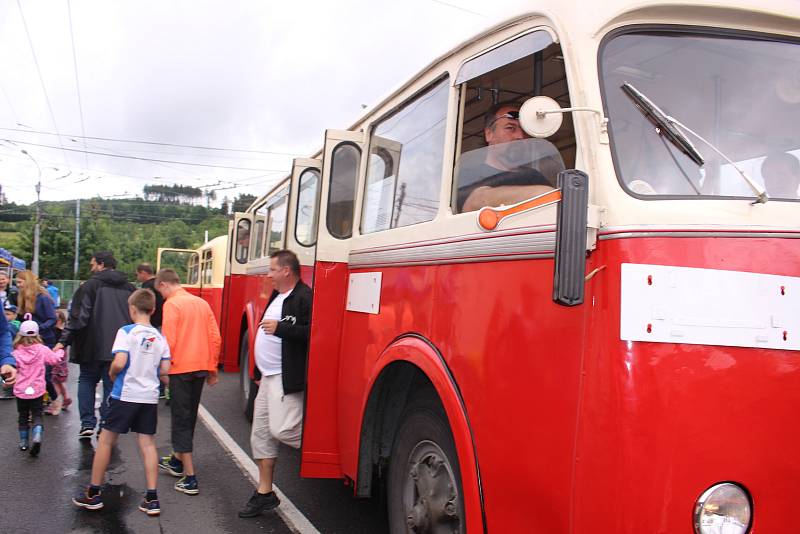 Tisícovky návštěvníků si v sobotu ve Zlíně užily Dne otevřených dveří Dopravní společnosti Zlín-Otrokovice (DSZO). Letos již po třinácté. Novinkou bylo deštivé počasí, to ale nikomu nevadilo.