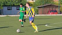 Fotbalisté Baťova (ve žlutém), vítěz krajského přeboru, se se soutěží rozloučili vysokým vítězstvím 9:0 nad Boršicemi. Foto: pro Deník/Jan Zahnaš