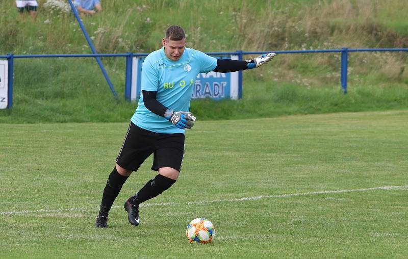 Fotbalisté Hluku (modrobílé dresy) otočili zápas ve Fryštáku, kde po přestřelce zvítězili 5:4.