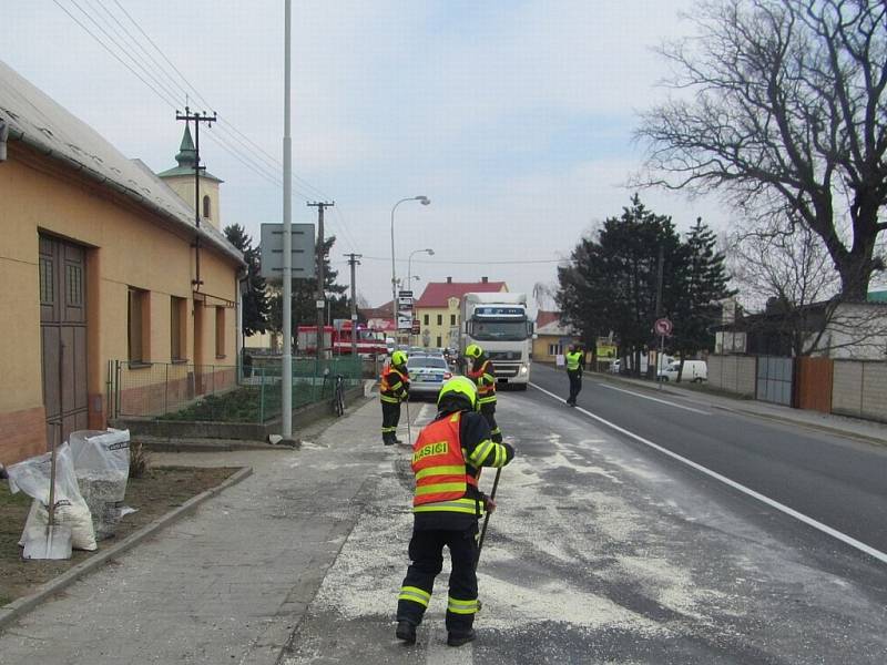 Motorový olej znečistil asi 150 metrů frekventované silnice. Čištění trvalo skoro tři hodiny