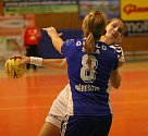 S míčem domácí házenkářka Šárka Marčíková.