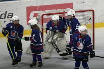 Ve druhém kole nadstavby soutěže mladších žáků skupiny D zvítězili hokejisté Nového Jičína (v modrém) po boji ve Zlíně nad Berany 10:7.