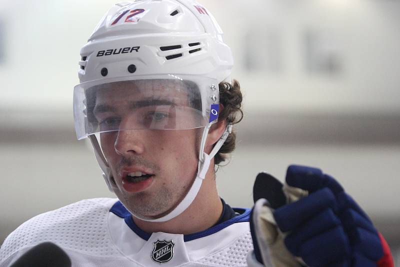 Hokejový útočník New Yorku Rangers Filip Chytil společně se svým agentem Jaroslavem Balaštíkem a starším bratrem Liborem při letním tréninku na stadionu v Uherském Hradišti v roce 2019