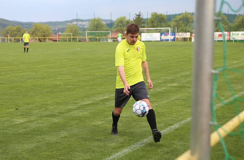 Fotbalisté Mladcové (žluté dresy) v semifinále KFS prohráli s Kateřinicemi 1:3.