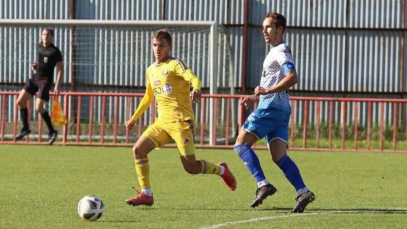 Fotbalisté Otrokovic (modro-bílé dresy) podruhé v sezoně zvítězili, porazili Jihlavu "B" 2:0.