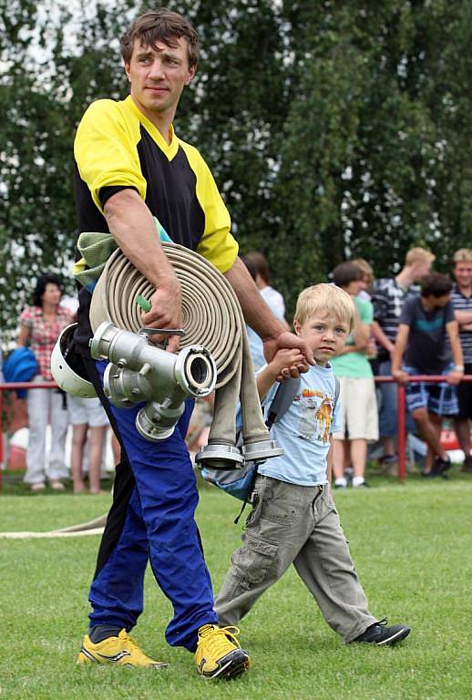 Na fotbalovém hříšti ve Velkém Ořechově už počtvrté soutěžili v neděli 12. července dobrovolní hasiči o putovní pohár. Do bojů se zapojilo přibližně šedesát tým z Moravy