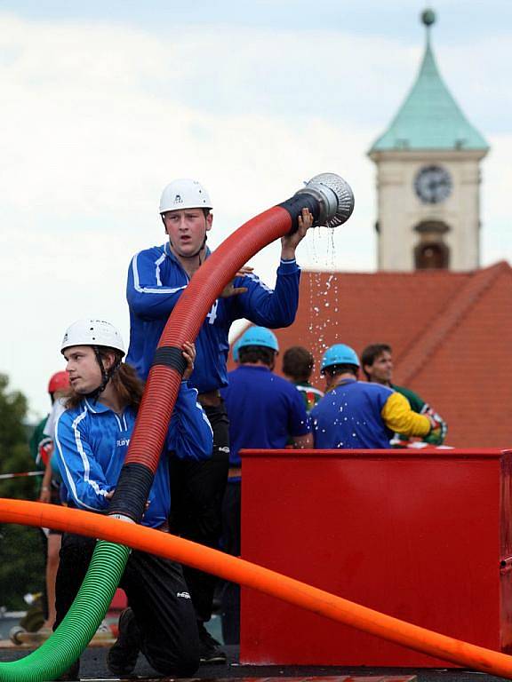 Na fotbalovém hříšti ve Velkém Ořechově už počtvrté soutěžili v neděli 12. července dobrovolní hasiči o putovní pohár. Do bojů se zapojilo přibližně šedesát tým z Moravy