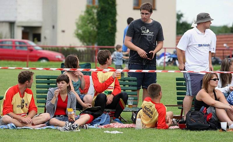 Na fotbalovém hříšti ve Velkém Ořechově už počtvrté soutěžili v neděli 12. července dobrovolní hasiči o putovní pohár. Do bojů se zapojilo přibližně šedesát tým z Moravy