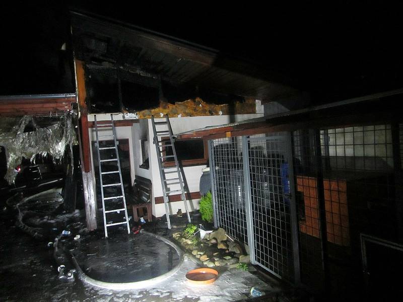Požár pergoly u rodinného domu v Ostrožské Nové Vsi.