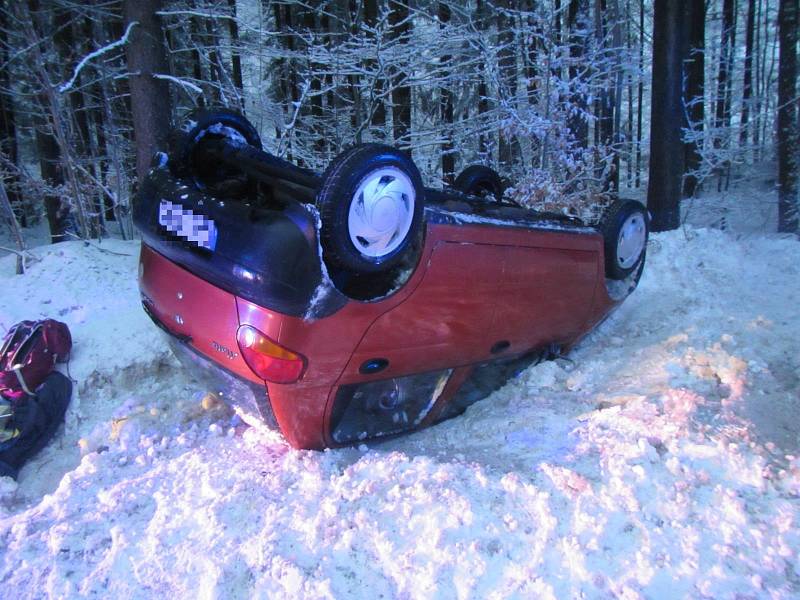 Těžký sníh v noci na pondělí 4. února lámal stromy a komplikoval dopravu. Nehoda v Kašavě.