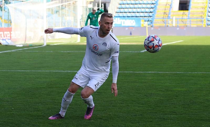 Fotbalisté Zlína (žluté dresy) ve 22. kole první ligy porazili Slovácko 1:0. Regionální derby rozhodl v 82. minutě obránce Martin Cedidla.