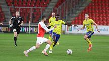 Fotbalisté Zlína (žluté dresy) se v boji o postup do čtvrtfinále MOL Cupu utkali s pražskou Slavií.