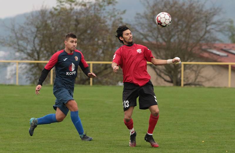 Fotbalisté Mladcové B  (modré dresy) v 10. kole okresního přeboru Zlínska zdolaly Příluky 3:2.