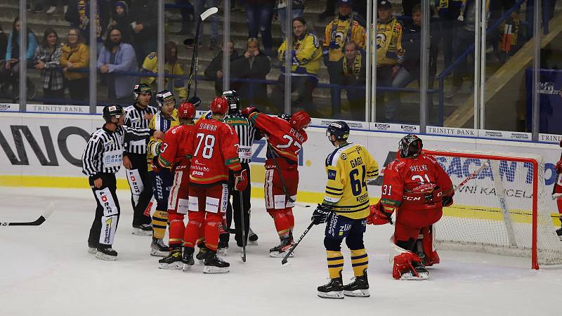 Hokejisté Zlína (žluto-modré dresy) se ve středu večer utkali s Prostějovem.