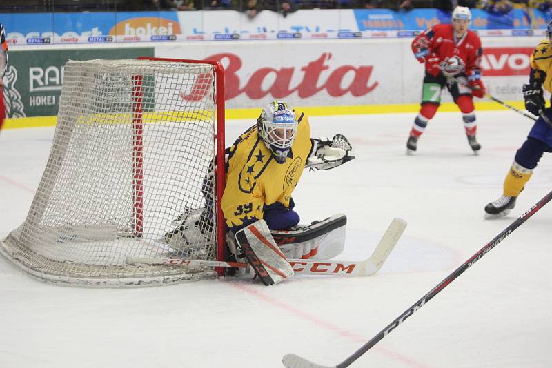 Extraligoví hokejisté Zlína (ve žlutých retro dresech) doma ve výročním duelu 35. kola porazili Pardubice. Součástí utkání bylo slavnostní vyvěšení pod strop dresu Petra Čajánka (16).