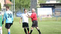 Fotbalisté Vizovic (v bílém) zaskočili v nedělním 24. kole domácí rezervu Fryštáku, kterou porazili 3:1.