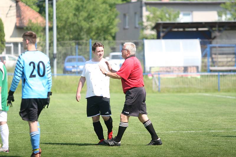 Fotbalisté Vizovic (v bílém) zaskočili v nedělním 24. kole domácí rezervu Fryštáku, kterou porazili 3:1.