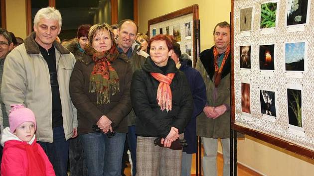 Zájem nad očekávání organizátorů vyvolala u občanů Vlachovic–Vrbětic na Valašskokloboucku soutěž fotografií a následná výstava na téma Bůh ve vlachovské farnosti.