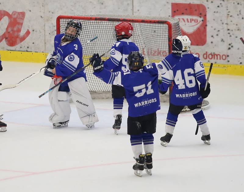 Přípravný turnaj hokejistů narozených v roce 2012 proběhl v sobotu na ZS Luďka Čajky ve Zlíně za účasti domácích Beranů (ve žlutém), Warriors Brno (modří), Komety Brno (bílí) a Vsetína (zelení). Prvenství nakonec po velkém boji vybojovali mladí hráči Warr