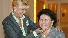 Ivana Trumpová se svojí maminkou Marií Zelníčkovou v Praze v listopadu 2005