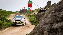 Posádka Erik Cais se spolujezdcem Petrem Těšínským dojela na Portugalské rally i přes havárii na konečném 42. místě.