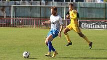Fotbalisté Otrokovic (modro-bílé dresy) podruhé v sezoně zvítězili, porazili Jihlavu "B" 2:0.