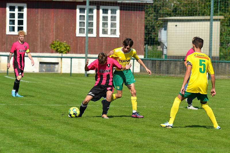 Dorostenci Napajedel (růžovočerné dresy) v 6. kole krajské soutěže skupiny B zdolali doma společný tým Nivnice a Bánova 3:2.